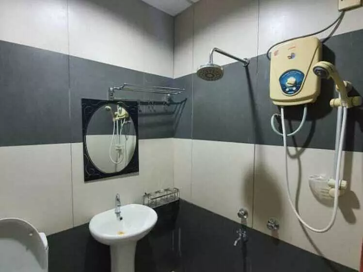 هتل Spot On 90179 Moza Inn