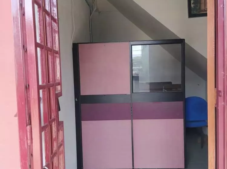 هتل Spot On 90179 Moza Inn