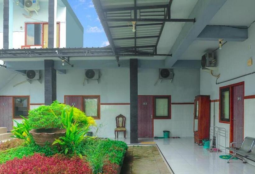 Hotel Hp Residence Mitra Reddoorz Near Alun Alun Kediri