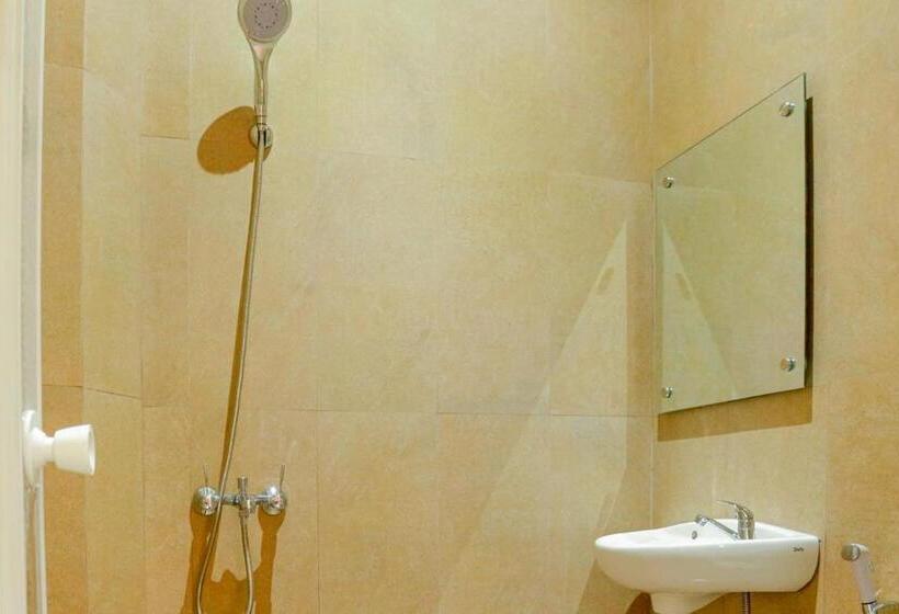 Hotel Hp Residence Mitra Reddoorz Near Alun Alun Kediri