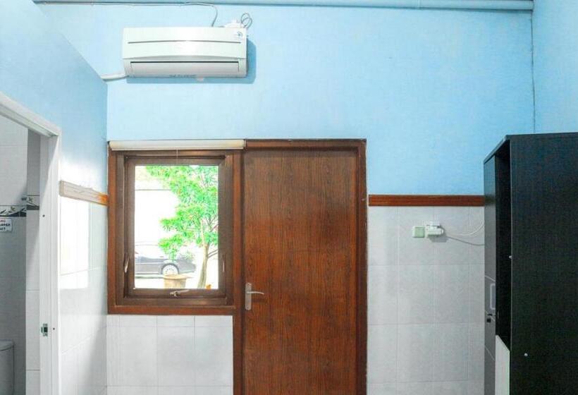 Hotel Hp Residence Mitra Reddoorz Near Alun Alun Kediri