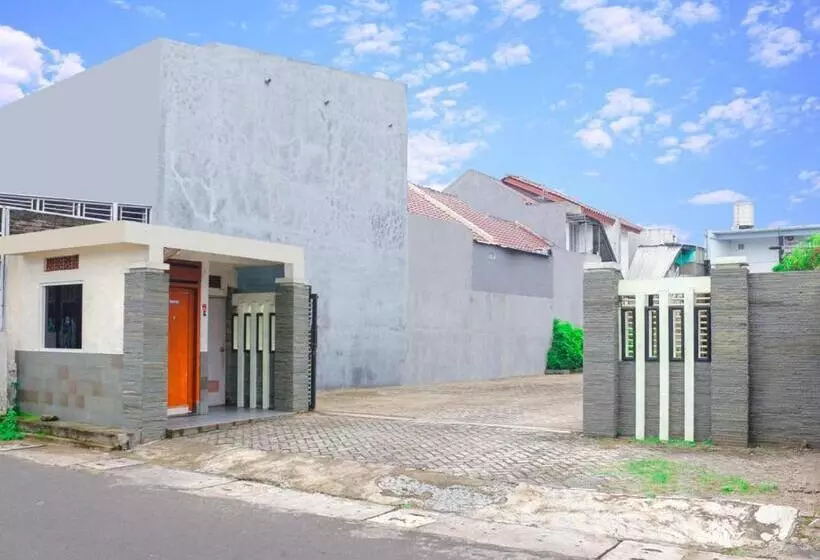 ホテル Hp Residence Mitra Reddoorz Near Alun Alun Kediri