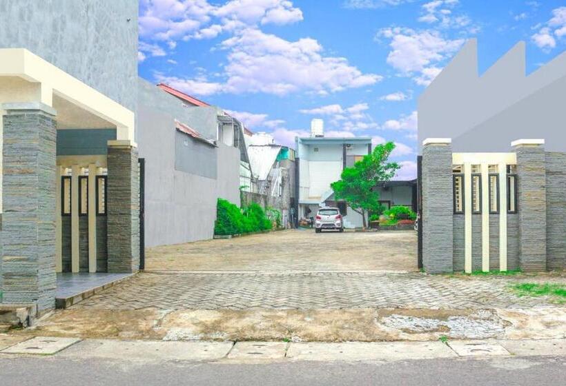 Hotel Hp Residence Mitra Reddoorz Near Alun Alun Kediri