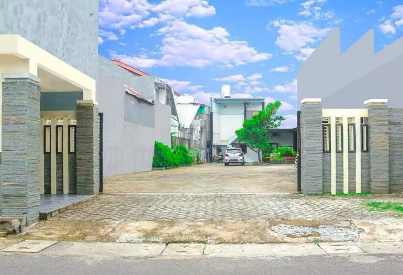 ホテル Hp Residence Mitra Reddoorz Near Alun Alun Kediri