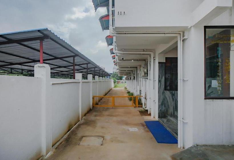 בית מלון כפרי Oyo 77797 Sree Rajeswari Residency