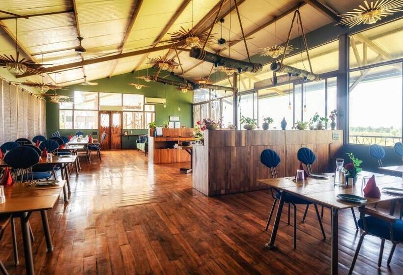 호텔 Tadoba Jungle Camp