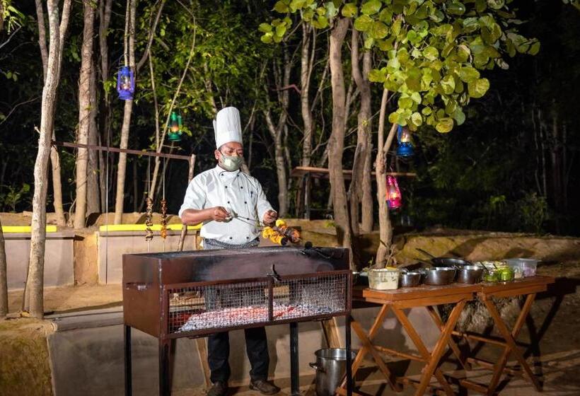 호텔 Tadoba Jungle Camp