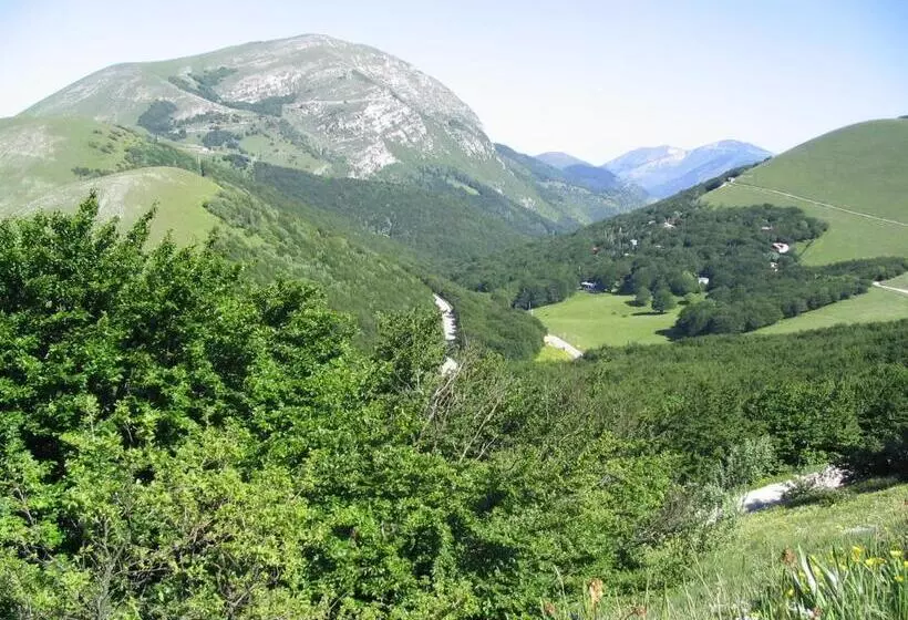 Hotelli Albergo Ristorante Montecucco Da Tobia