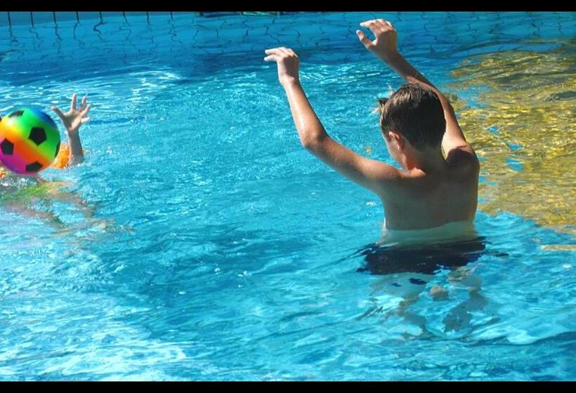 בית מלון כפרי Paris Resort