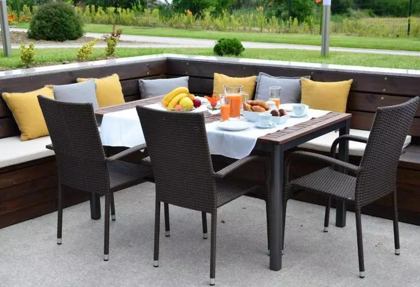 Majatalo Guesthouse Green Fields