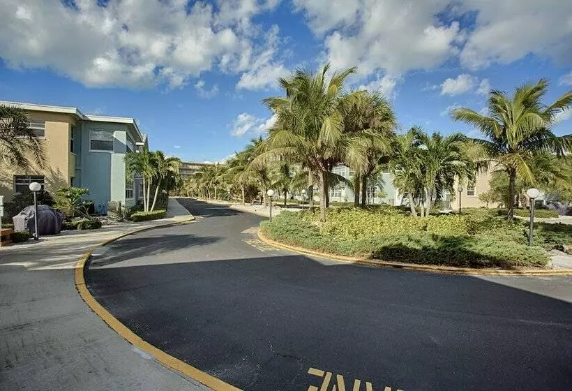 Отель Barefoot Beach Resort