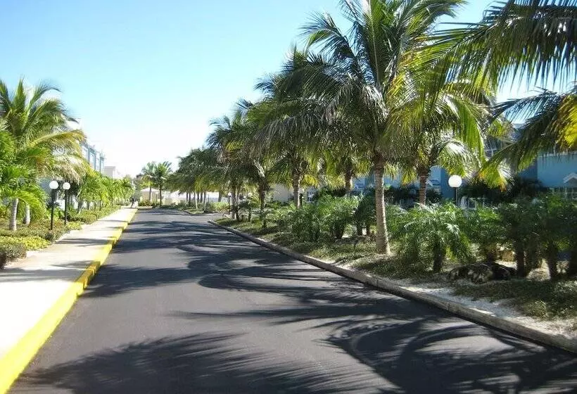 Отель Barefoot Beach Resort