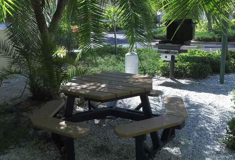 Отель Barefoot Beach Resort