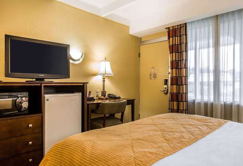 Clarion Hotel & Suites Hamden New Haven