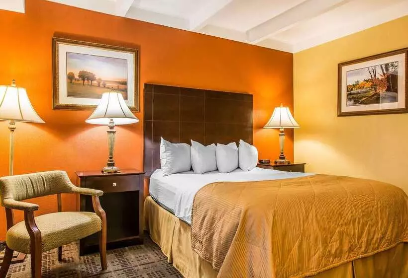 Clarion Hotel & Suites Hamden New Haven