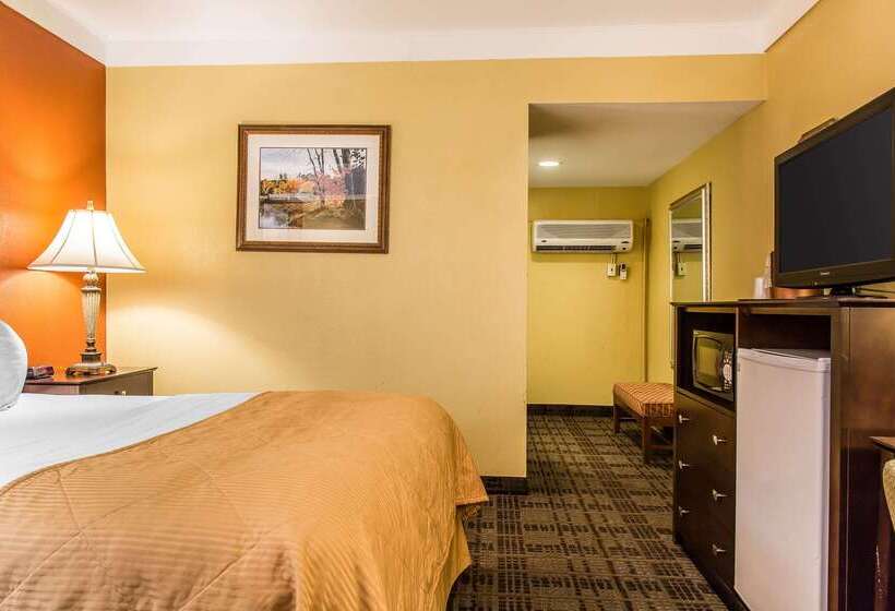 Clarion Hotel & Suites Hamden New Haven