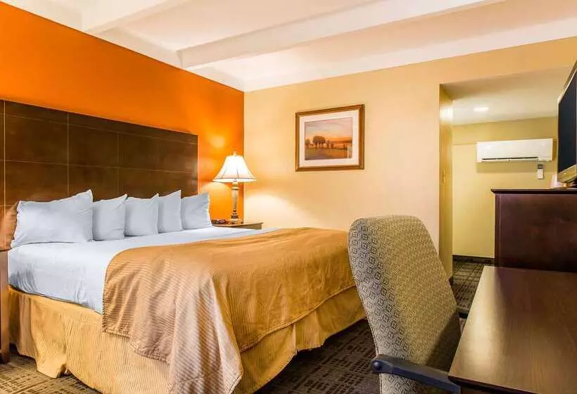 Clarion Hotel & Suites Hamden New Haven