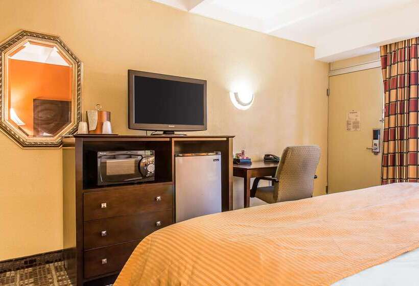 Clarion Hotel & Suites Hamden New Haven