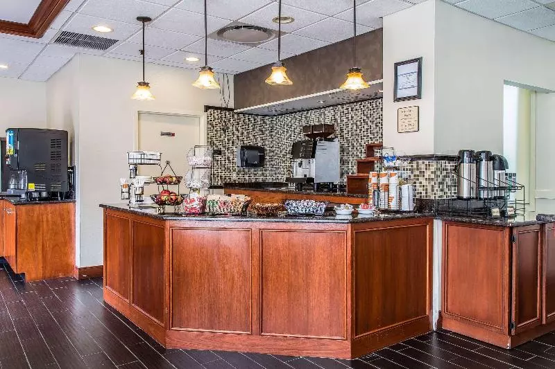 Clarion Hotel & Suites Hamden New Haven