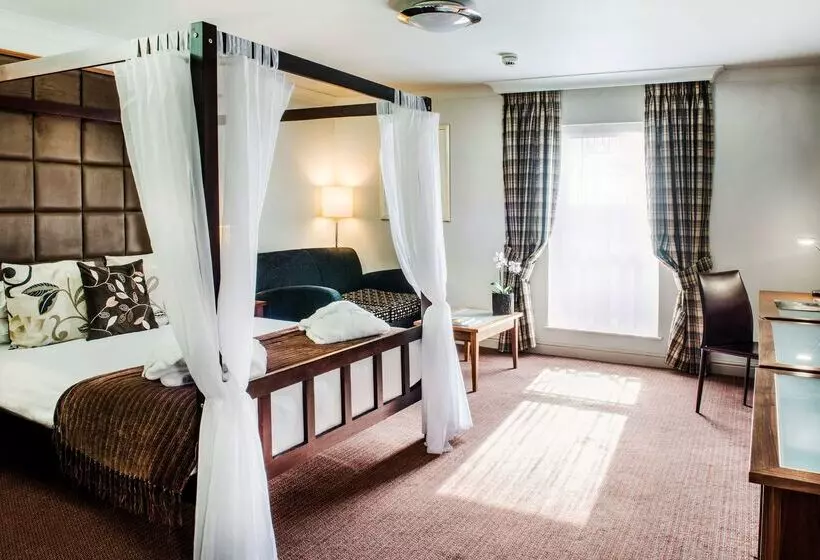 Отель De Vere Cranage Estate