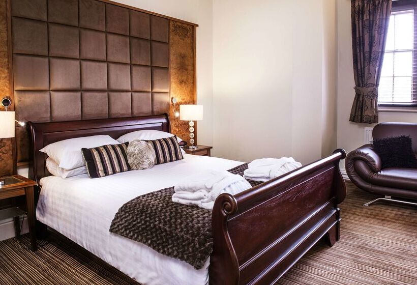 فندق De Vere Cranage Estate