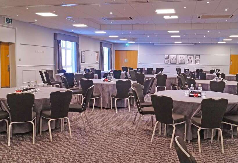 فندق De Vere Cranage Estate