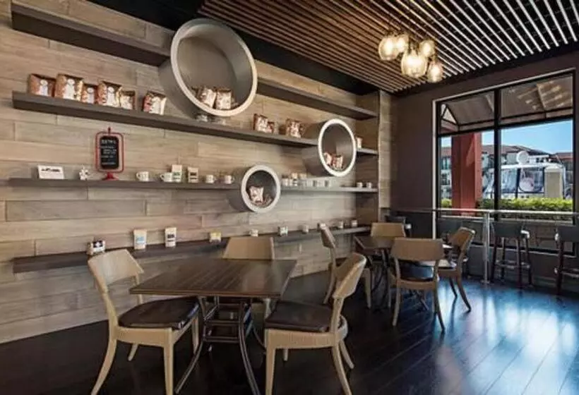 هتل Naples Bay Resort And Marina