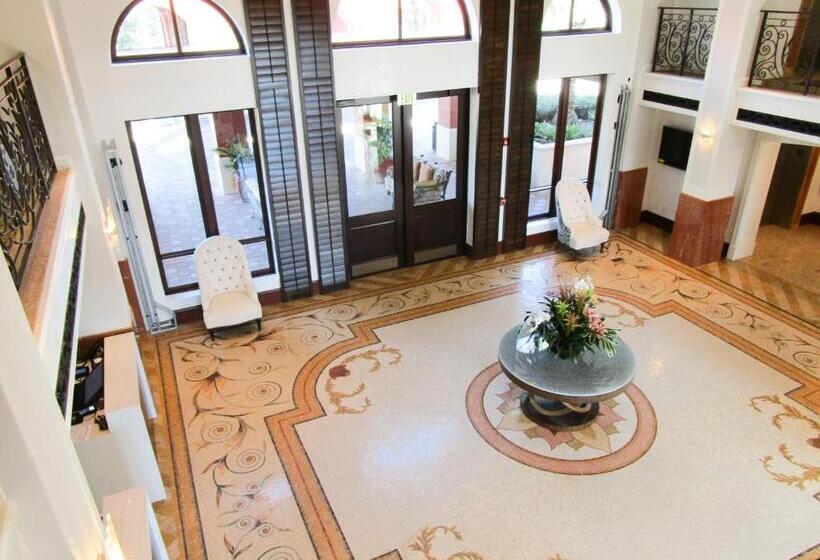 Отель Naples Bay Resort And Marina