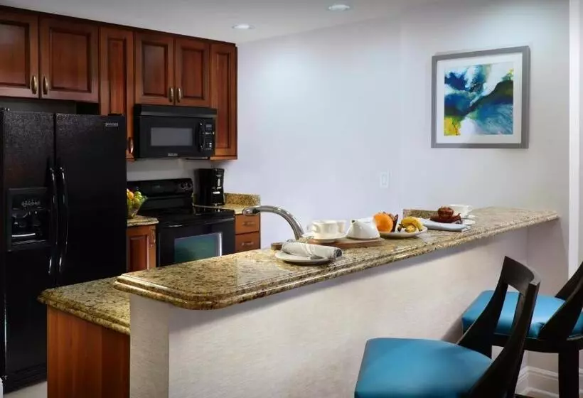 هتل Naples Bay Resort And Marina