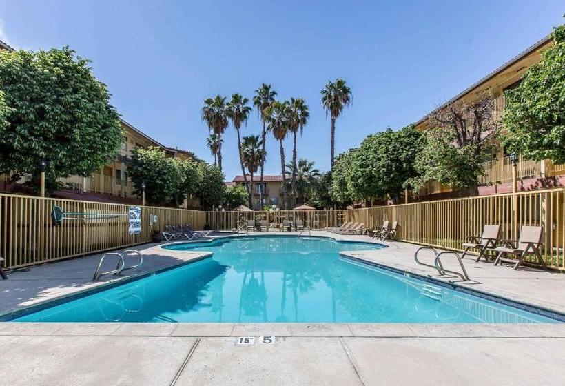 בית מלון כפרי Quality Inn & Suites Bakersfield