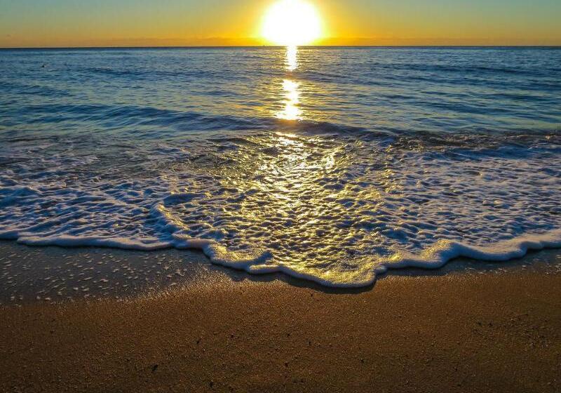 ホテル Roydon Beachfront Apartments