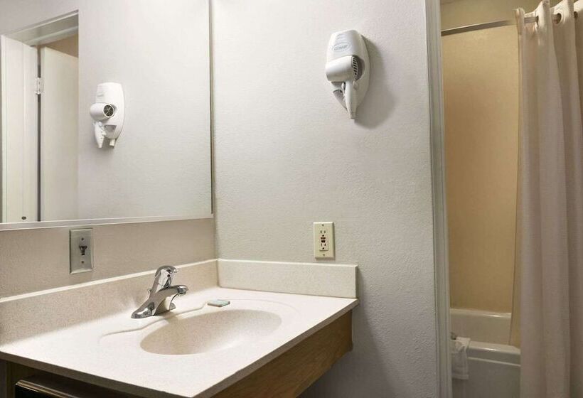 호텔 Travelodge By Wyndham Romulus Detroit Airport