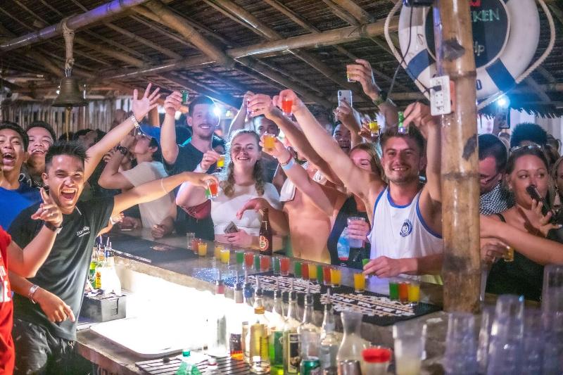 בית מלון כפרי Mad Monkey Hostel Boracay