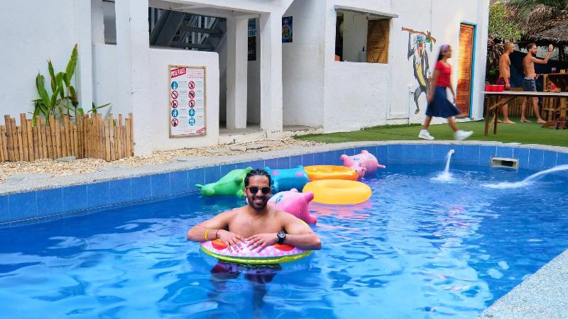 בית מלון כפרי Mad Monkey Hostel Boracay