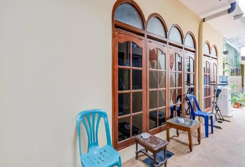 Hotelli Oyo 90095 Indah Homestay Syariah