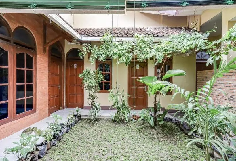 Hotelli Oyo 90095 Indah Homestay Syariah