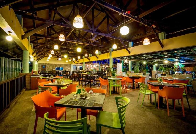 فندق Beringgis Beach Resort & Spa