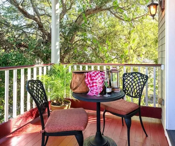 Hotel Cedar House Inn