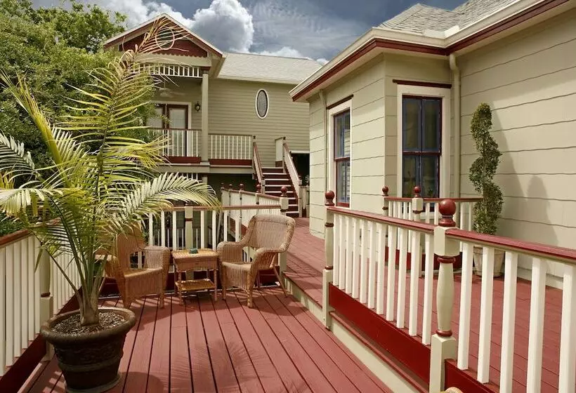 Hotel Cedar House Inn