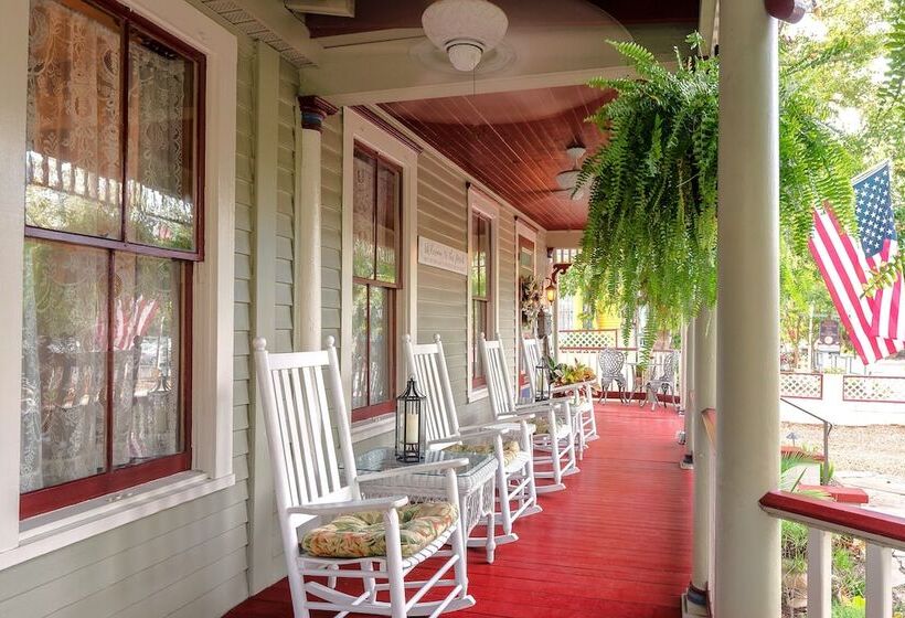 בית מלון כפרי Cedar House Inn