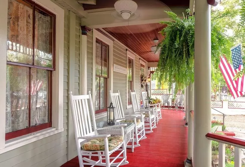 Hotel Cedar House Inn