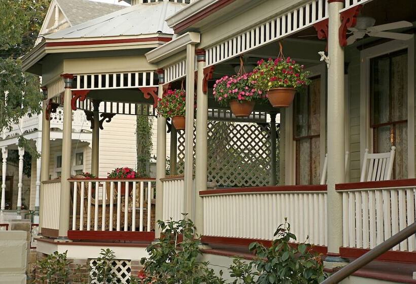 בית מלון כפרי Cedar House Inn