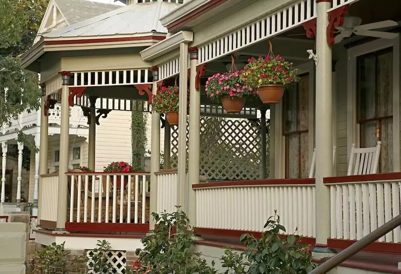 Hotel Cedar House Inn