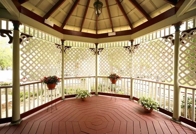 Hotel Cedar House Inn