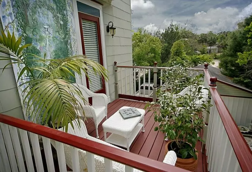 Hotel Cedar House Inn