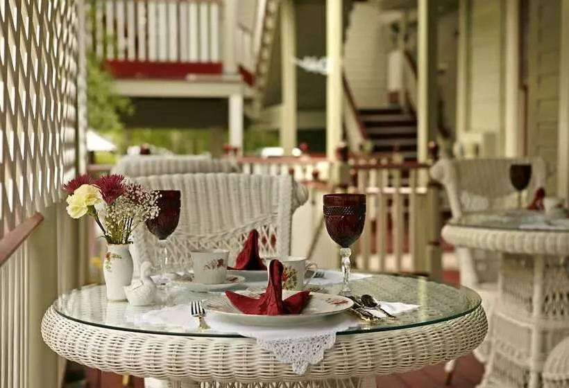 Hotel Cedar House Inn