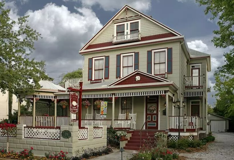 Hotel Cedar House Inn