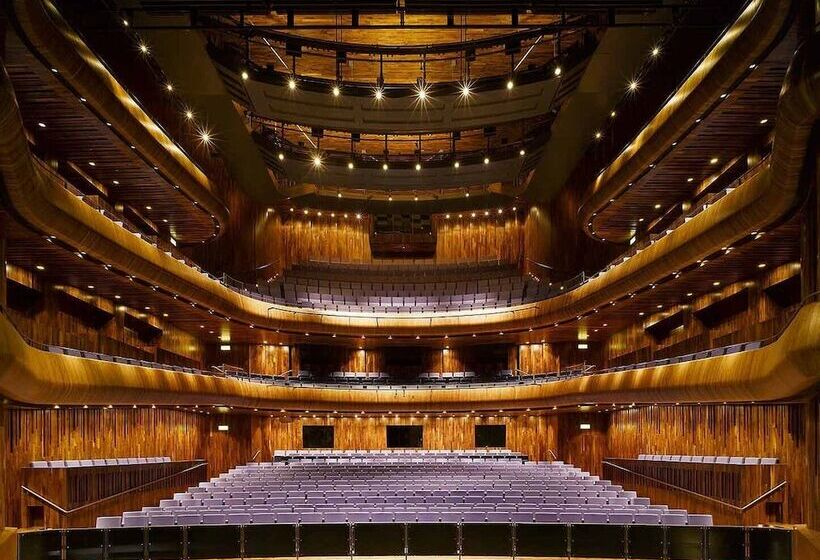 Отель Clayton Whites