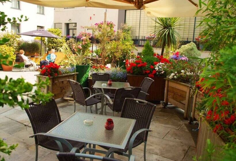 Отель Clayton Whites