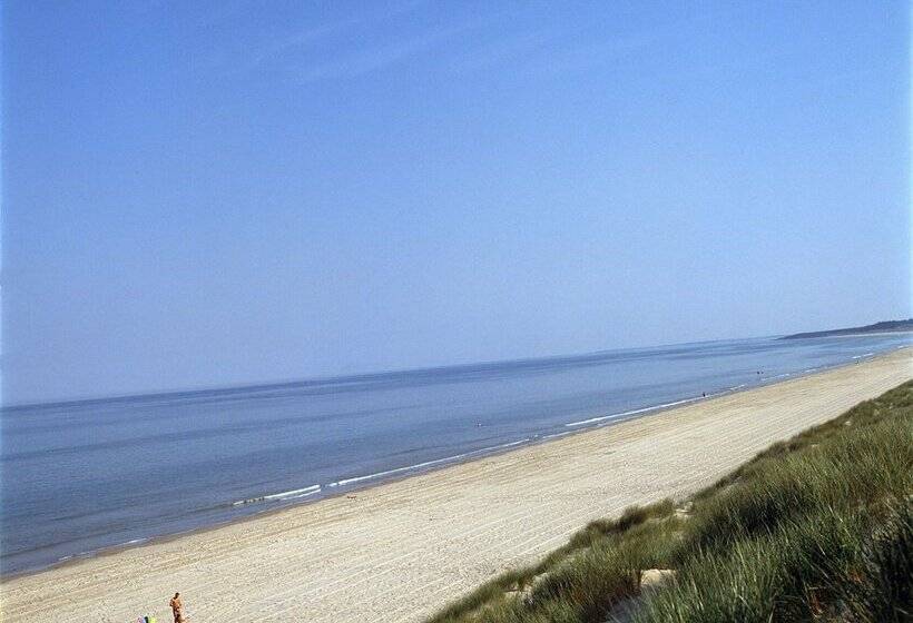 Отель Clayton Whites